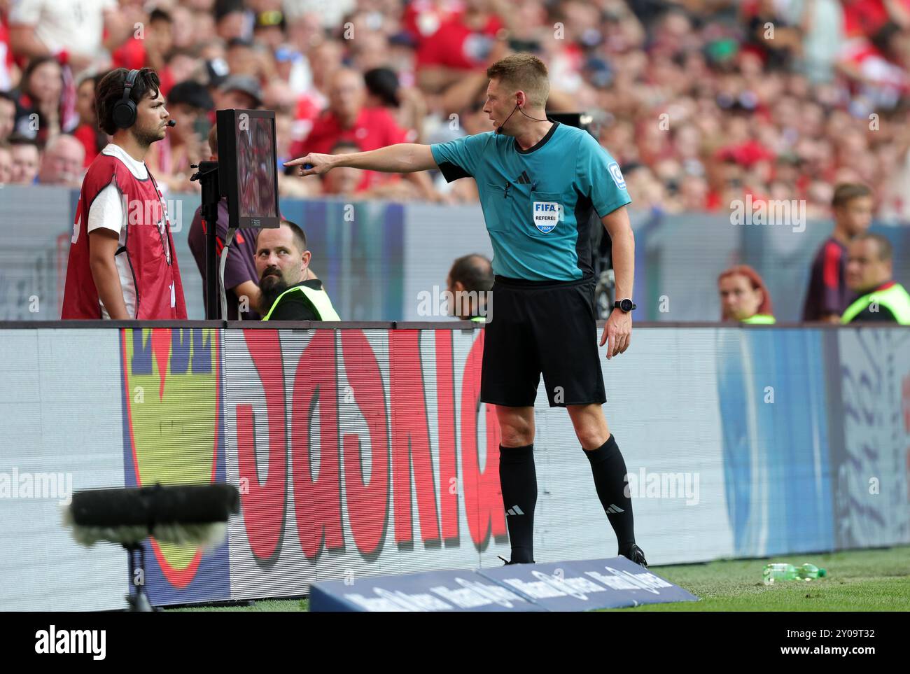 MONACO DI BAVIERA, GERMANIA - 1 SETTEMBRE: L'arbitro Christian Dingert controlla il VAR durante la partita di Bundesliga tra il Bayern München e lo Sport-Club Freiburg all'Allianz Arena il 1 settembre 2024 a Monaco di Baviera, Germania. © diebilderwelt / Alamy Stock Foto Stock