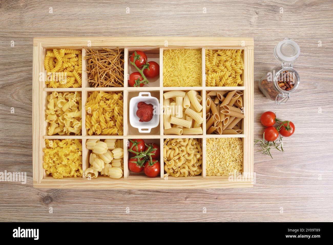 Vari tipi di pasta in una cornice. Vari tipi di pasta con decorazione Foto Stock