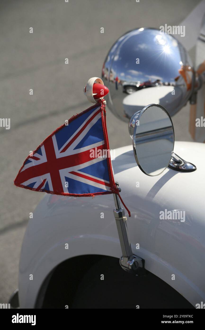Bandiera su un'auto d'epoca Foto Stock