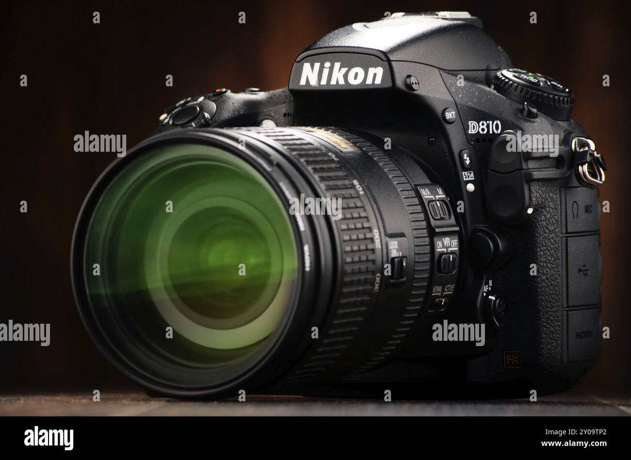 Nikon è una multinazionale giapponese con sede a Tokyo, in Giappone, specializzata in ottica e prodotti di imaging, tra cui fotocamere e fotocamere Foto Stock