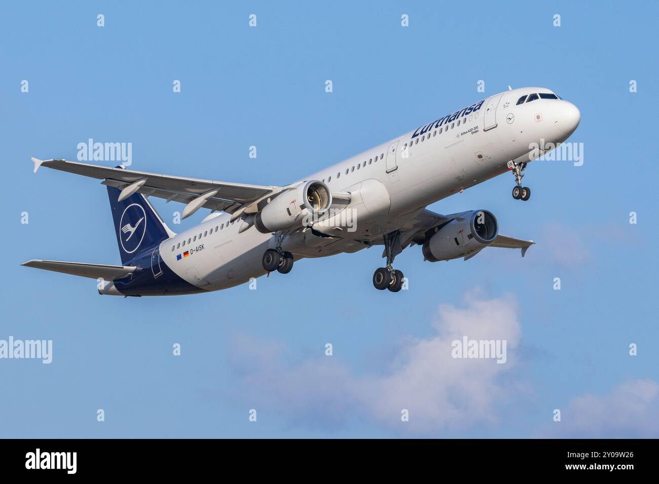 L'Airbus a321 della Lufthansa decolla dall'aeroporto di Helsinki Foto Stock