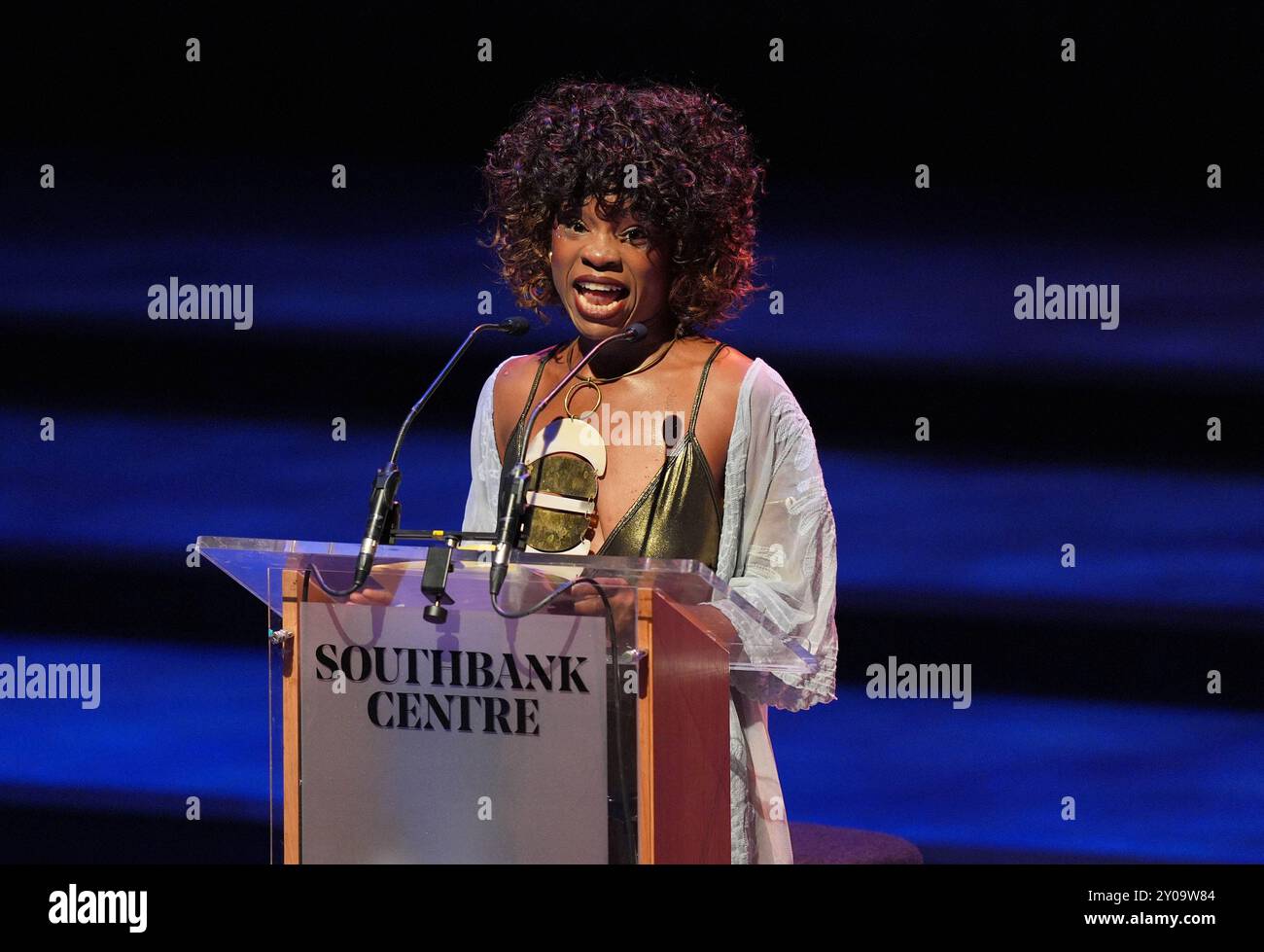 Amarachi Rachel Nwokoro leggendo un estratto del libro in occasione del lancio del nuovo libro di Gillian Anderson Want in Discussion con Shahidha Bari e ospiti speciali presso la Royal Festival Hall del Southbank Centre di Londra. Data foto: Domenica 1 settembre 2024. Foto Stock