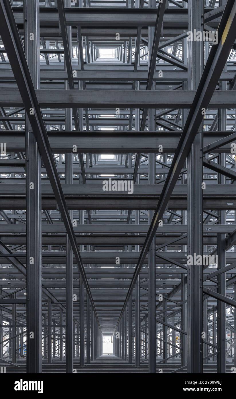 Costruzione in acciaio di un magazzino ad alta altezza Foto Stock