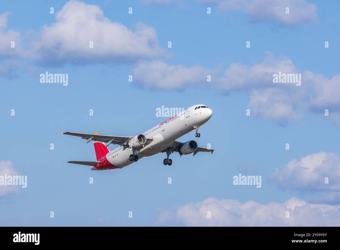 L'Airbus 321 di Iberia decolla dall'aeroporto di Helsinki Foto Stock