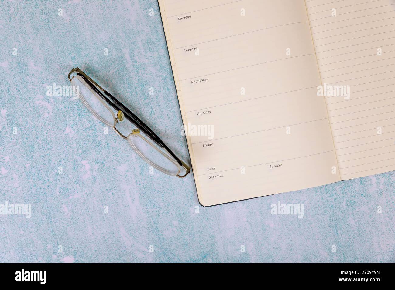 Il moderno tavolo da ufficio include notebook e occhiali da ufficio da utilizzare durante il lavoro Foto Stock