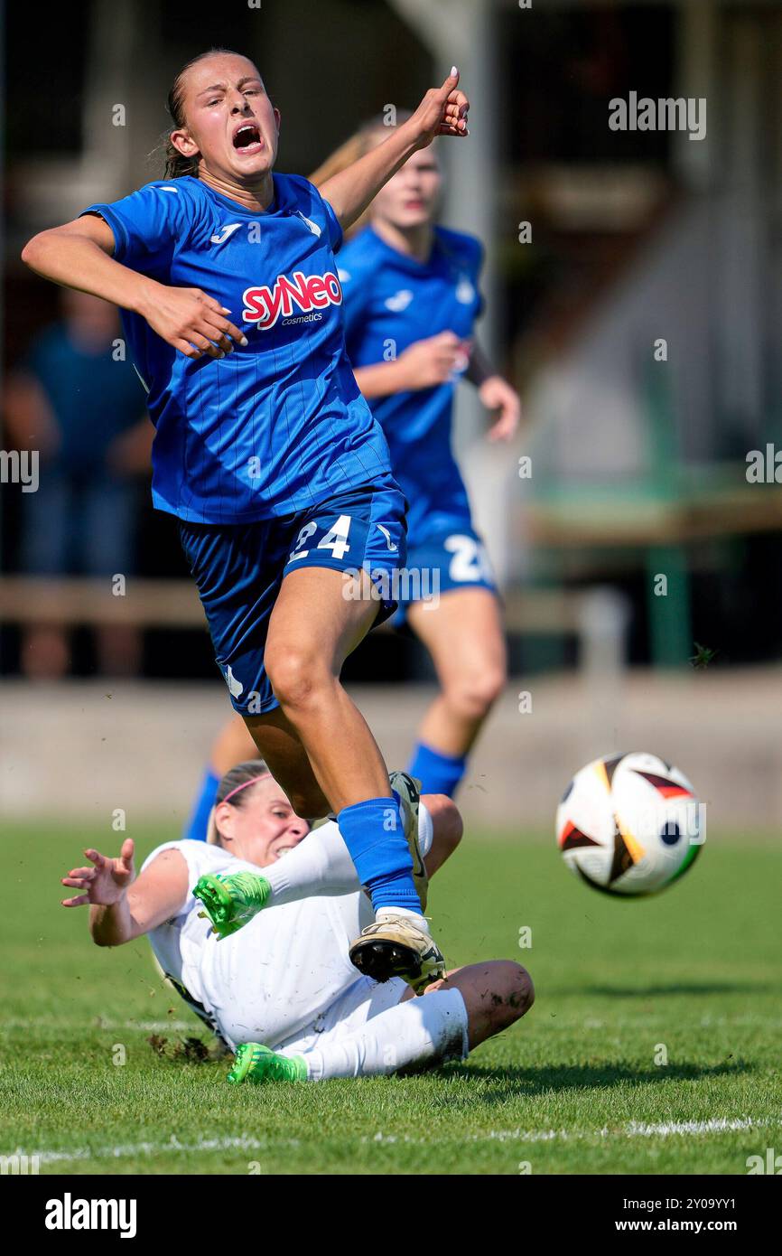 St. Leon Rot, Germania. 1 settembre 2024. v.li.: Melissa Zweigner-Genzer (KSC, 10), Svenja Vöhringer (STG II, 24), Zweikampf, Spielszene, Duell, duello, tackle, tackle, Dynamik, azione, Aktion, foul, Foulspiel, beim Foulen, 01.09.2024, St. Leon-Rot (Deutschland), Fussball, Regionalliga Süd, TSG 1899 Hoffenheim U20 - Karlsruher SC, 01.09.2024, St. Leon-Rot (Deutschland), Fussball, Regionalliga Süd, TSG 1899 HOFFENHEIM U20 - KARLSRUHER SC, LE NORMATIVE DFB/DFL VIETANO QUALSIASI USO DI FOTOGRAFIE COME SEQUENZE DI IMMAGINI E/O QUASI-VIDEO. Credito: dpa/Alamy Live News Foto Stock