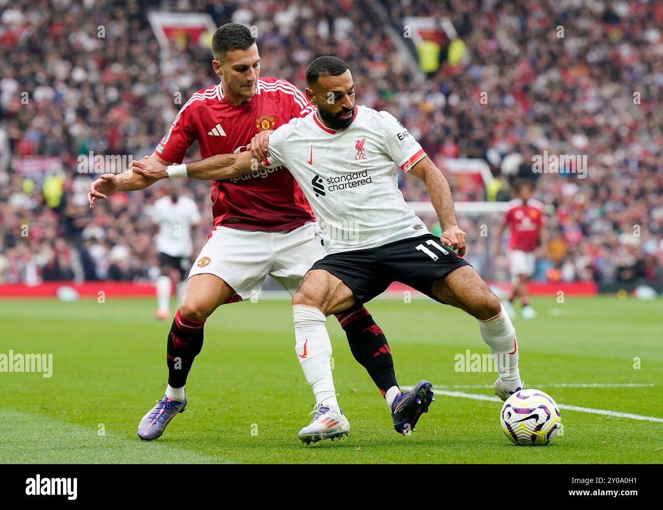 Manchester, Regno Unito. 1 settembre 2024. Mohamed Salah del Liverpool (R) viene sfidato da Diogo Dalot del Manchester United durante la partita di Premier League all'Old Trafford. Il credito per immagini dovrebbe essere: Andrew Yates/Sportimage Credit: Sportimage Ltd/Alamy Live News Foto Stock