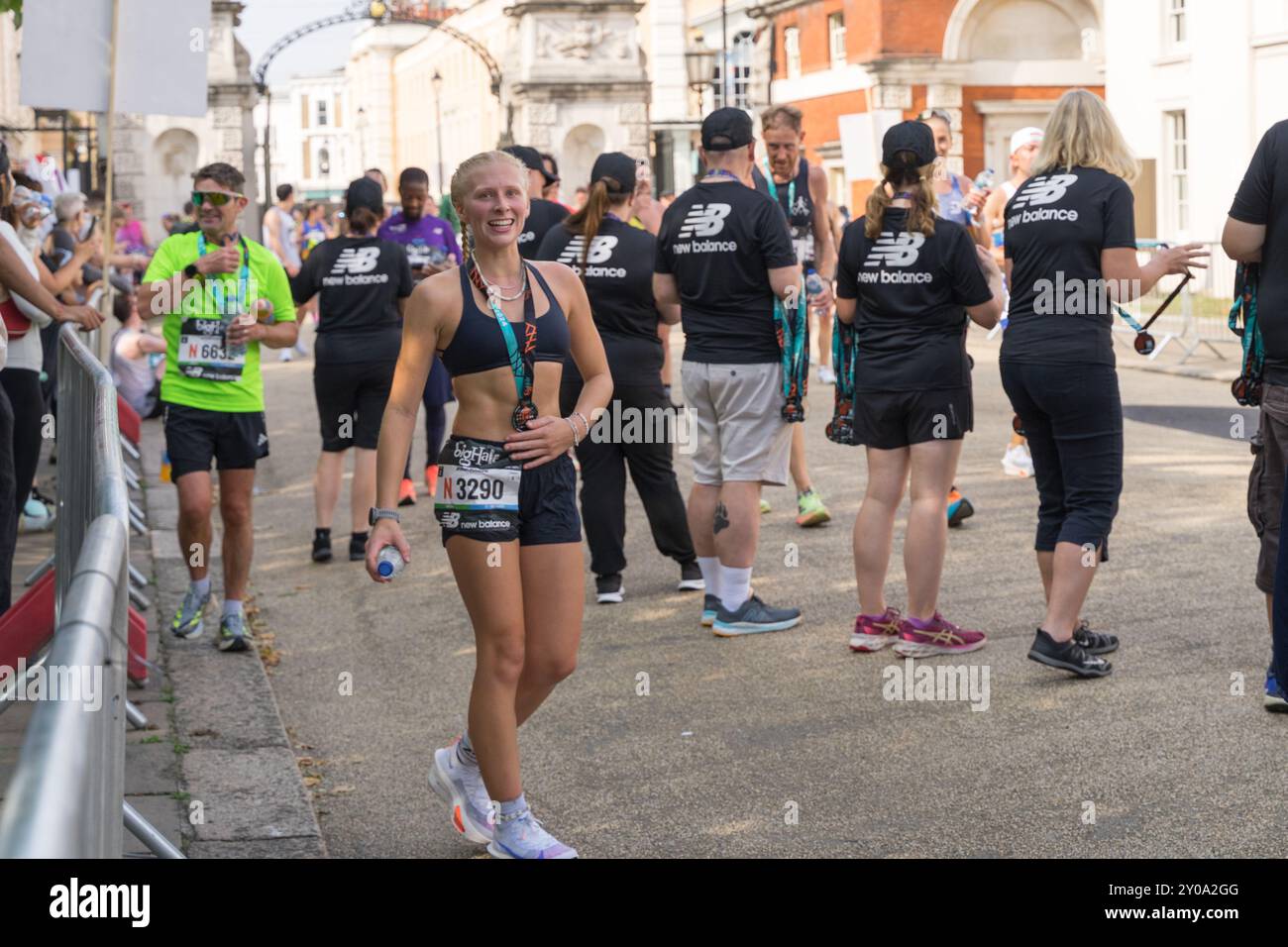 Londra, Regno Unito, 1 settembre 2024: I corridori si godono il sole dopo la grande mezza gara , dopo la festa nel parco di Greenwich per la Big Half London Marathon 2024 organizzata dalla Maratona di Londra. Il percorso di 13,1 km si snoda attraverso Londra dal Tower Bridge all'iconico Cutty Sark a Londra, Greenwich, Inghilterra, Regno Unito. Credito: Glosszoom/Alamy Live ne Foto Stock