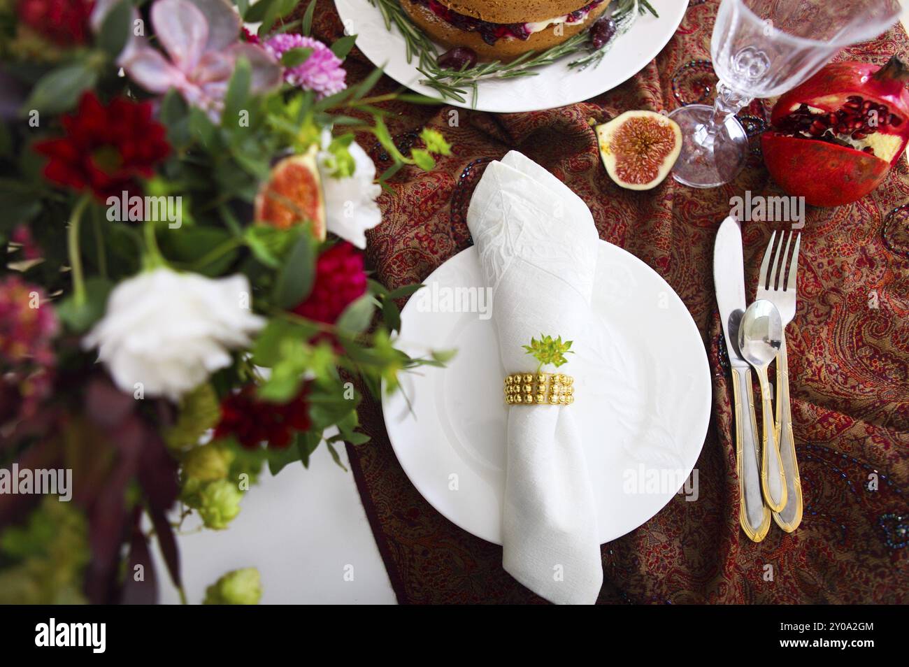 Tabella di dessert per un matrimonio. Torta, tortine, dolcezza e fiori Foto Stock