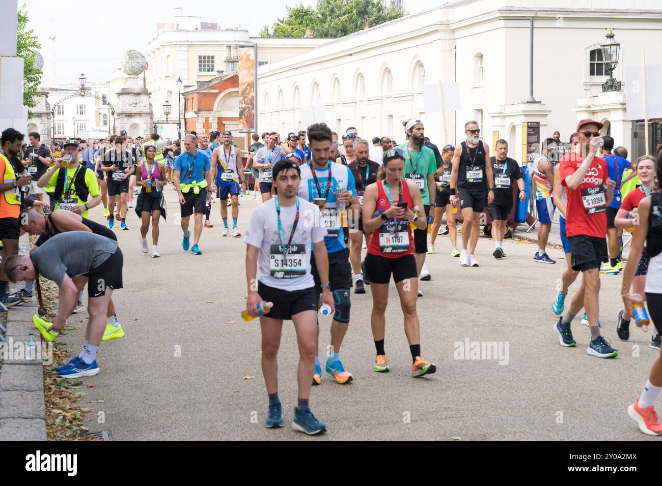 Londra, Regno Unito, 1 settembre 2024: I corridori si godono il sole dopo la grande mezza gara , dopo la festa nel parco di Greenwich per la Big Half London Marathon 2024 organizzata dalla Maratona di Londra. Il percorso di 13,1 km si snoda attraverso Londra dal Tower Bridge all'iconico Cutty Sark a Londra, Greenwich, Inghilterra, Regno Unito. Credito: Glosszoom/Alamy Live ne Foto Stock