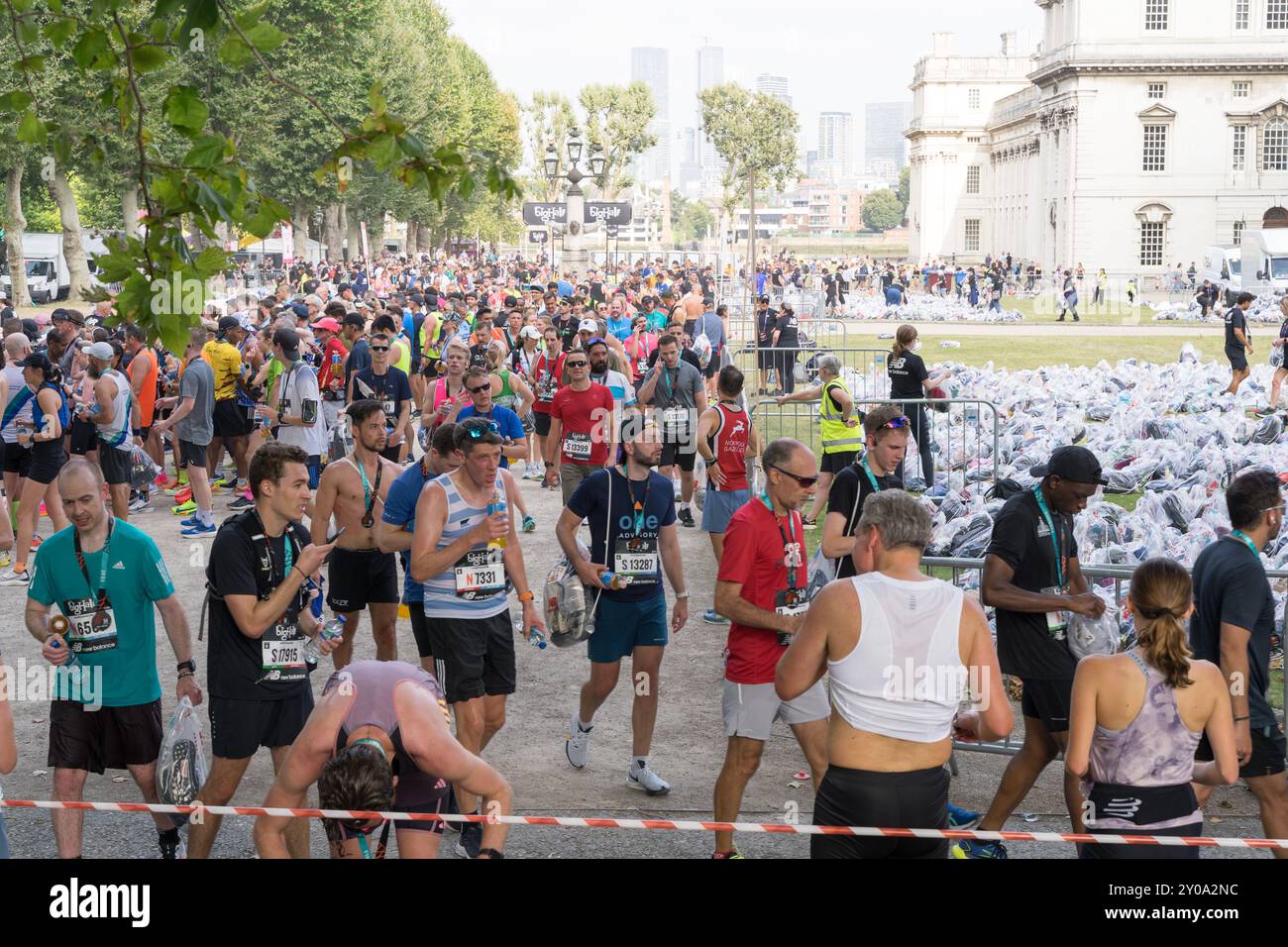 Londra, Regno Unito, 1 settembre 2024: I corridori si godono il sole dopo la grande mezza gara , dopo la festa nel parco di Greenwich per la Big Half London Marathon 2024 organizzata dalla Maratona di Londra. Il percorso di 13,1 km si snoda attraverso Londra dal Tower Bridge all'iconico Cutty Sark a Londra, Greenwich, Inghilterra, Regno Unito. Credito: Glosszoom/Alamy Live ne Foto Stock