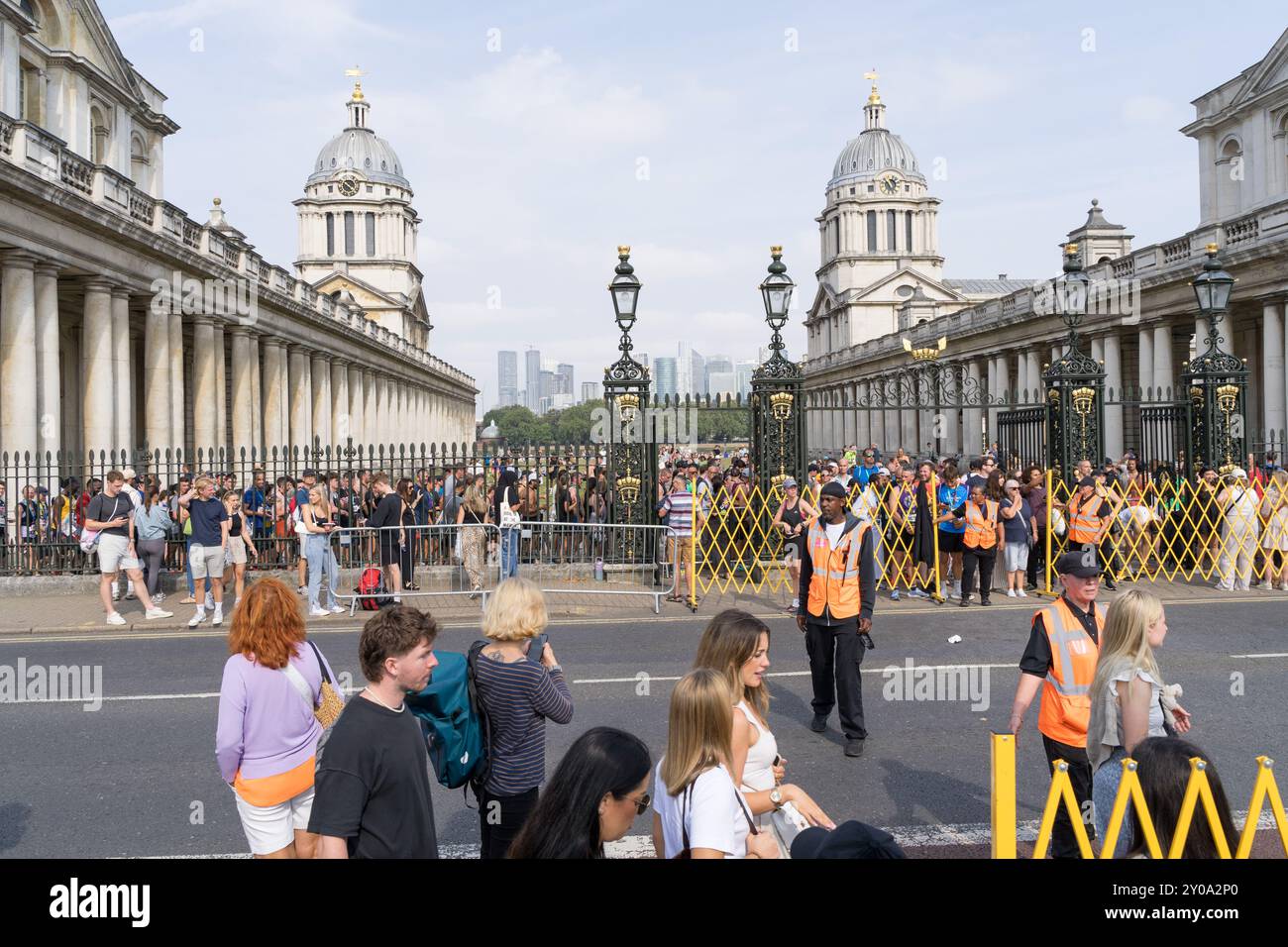 Londra, Regno Unito, 1 settembre 2024: I corridori si godono il sole dopo la grande mezza gara , dopo la festa nel parco di Greenwich per la Big Half London Marathon 2024 organizzata dalla Maratona di Londra. Il percorso di 13,1 km si snoda attraverso Londra dal Tower Bridge all'iconico Cutty Sark a Londra, Greenwich, Inghilterra, Regno Unito. Credito: Glosszoom/Alamy Live ne Foto Stock