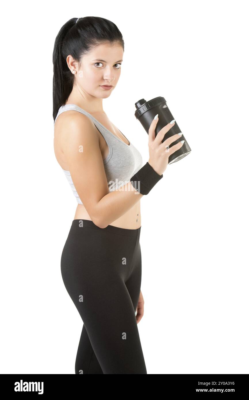 Donna in appoggio con un asciugamano attorno al collo dopo un allenamento fitness, isolato in bianco Foto Stock