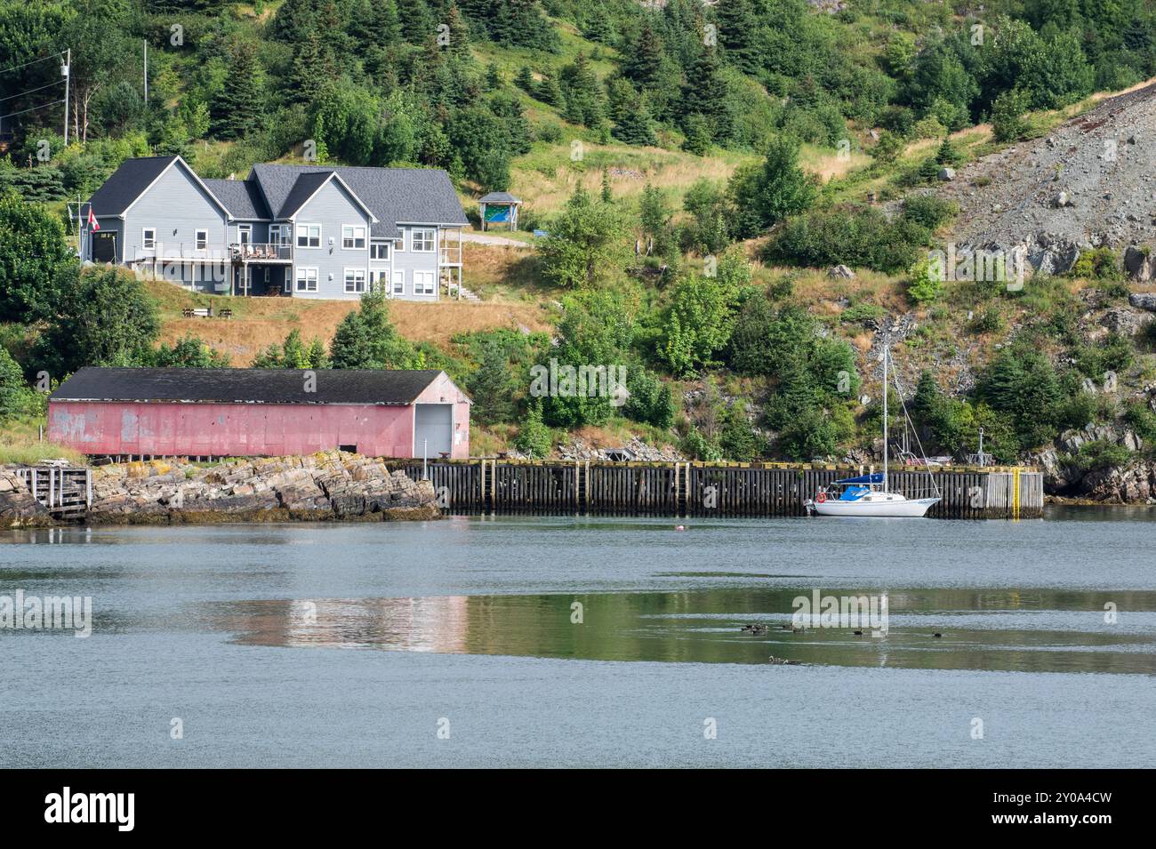 Casa sul lungomare e grande bacino di navigazione a Brigus, Terranova e Labrador, Canada Foto Stock