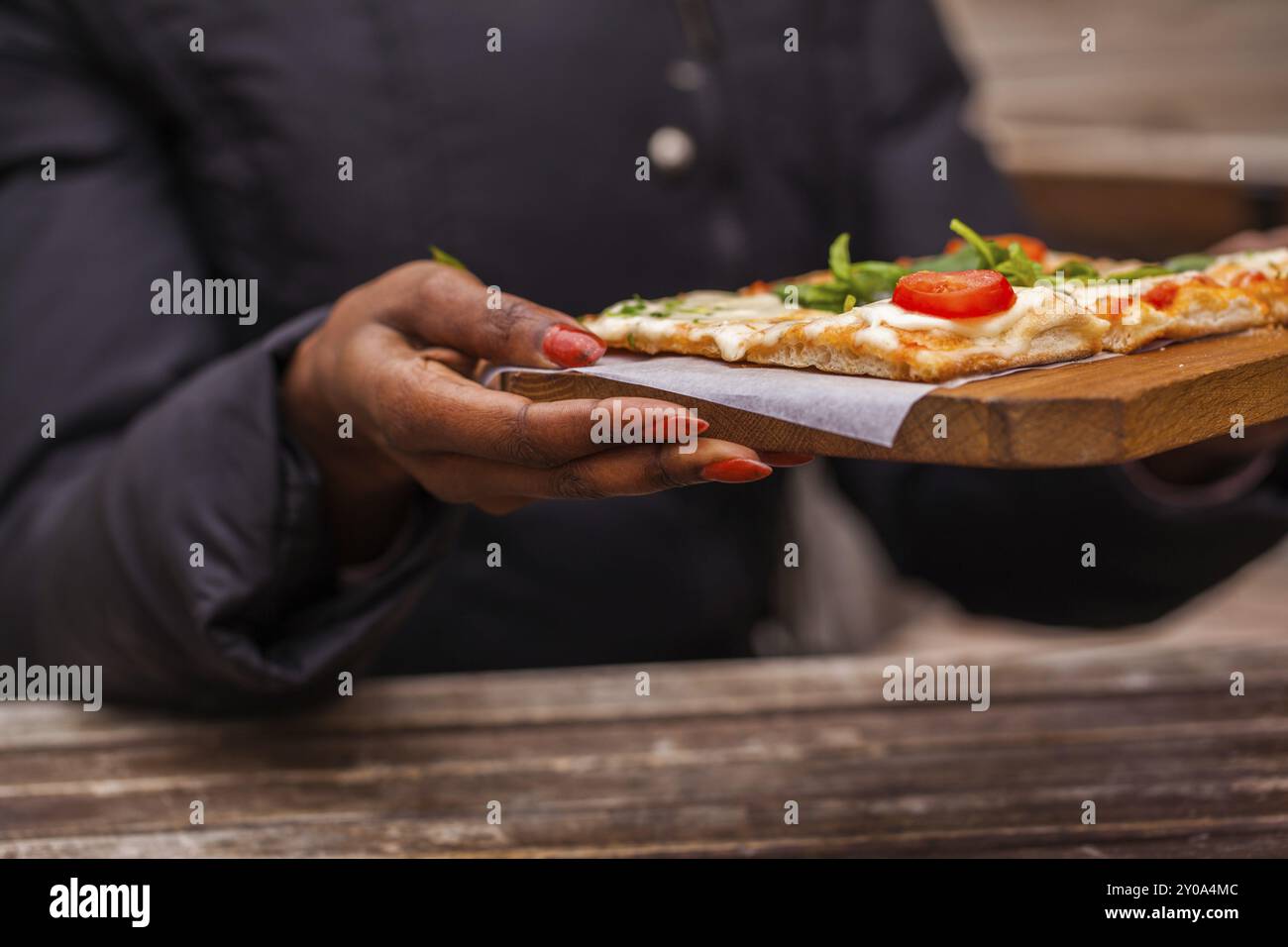 Donna che tiene il piatto con la pizza Foto Stock