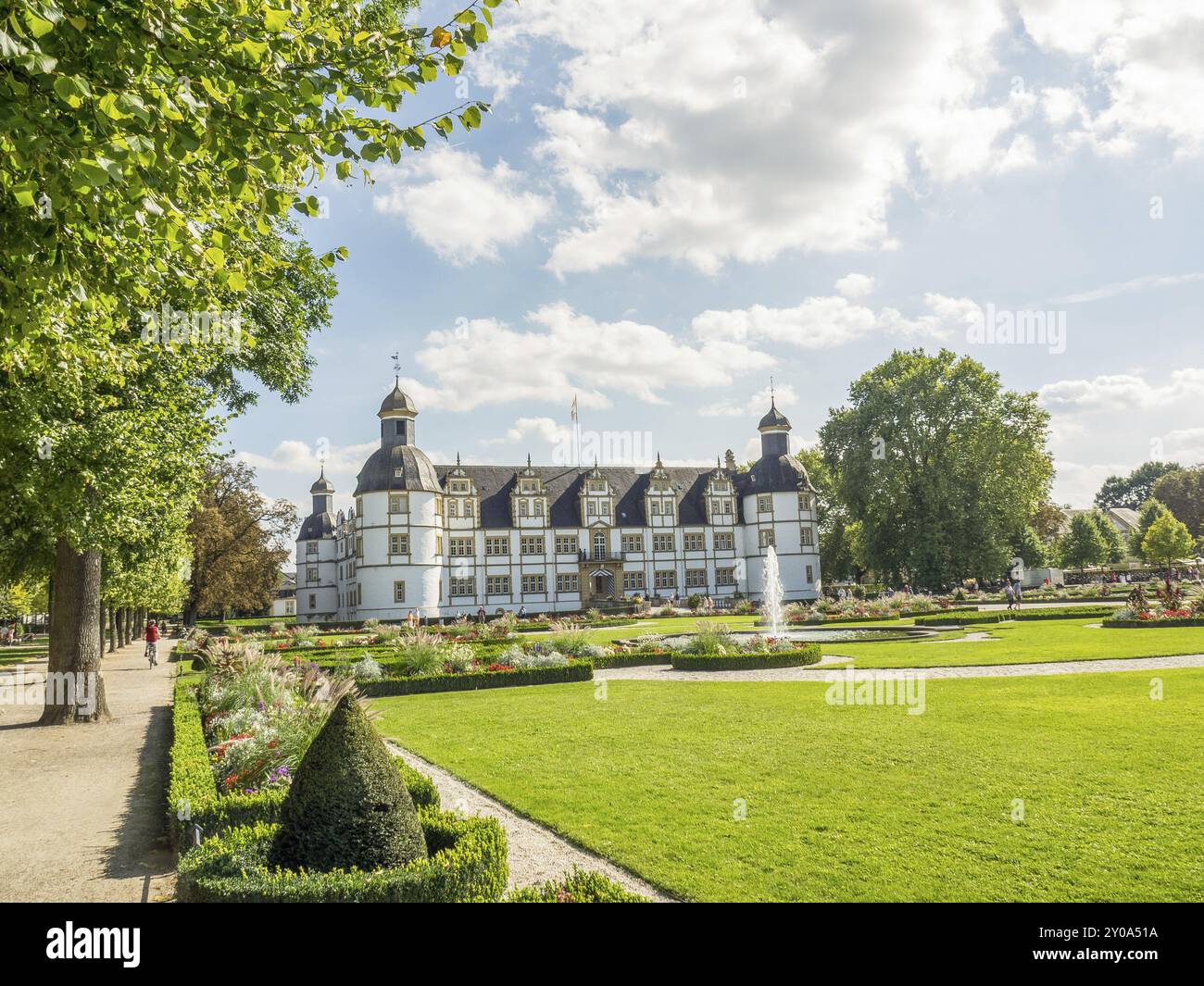 Castello con giardini e alberi ben curati, soleggiato con alcune nuvole, Schloss Neuhaus, Germania, Europa Foto Stock