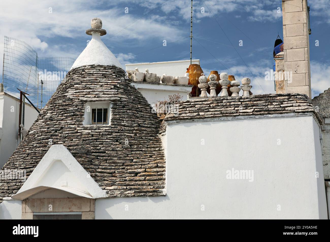 Tetto di una casa Trullo ad Alberobello sotto un cielo azzurro, Puglia, Italia, Europa Foto Stock