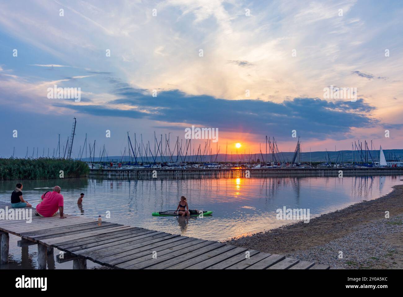 Breitenbrunn am Neusiedler SEE: spiaggia Neuer Strand, porticciolo, tramonto, Neusiedler SEE (Lago Neusiedl) a Neusiedler SEE (Lago Neusiedl), Burgenland, Aust Foto Stock