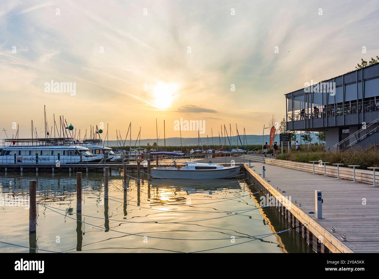 spiaggia Neuer Strand, ristorante, porticciolo, tramonto, Neusiedler SEE Lago Neusiedl Breitenbrunn am Neusiedler SEE Lago Neusiedl Burgenland Au Foto Stock