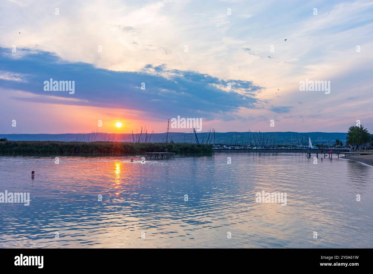 spiaggia Neuer Strand, porticciolo, tramonto, Neusiedler SEE Lake Neusiedl Breitenbrunn am Neusiedler SEE Neusiedler SEE Lake Neusiedl Burgenland Austria Foto Stock