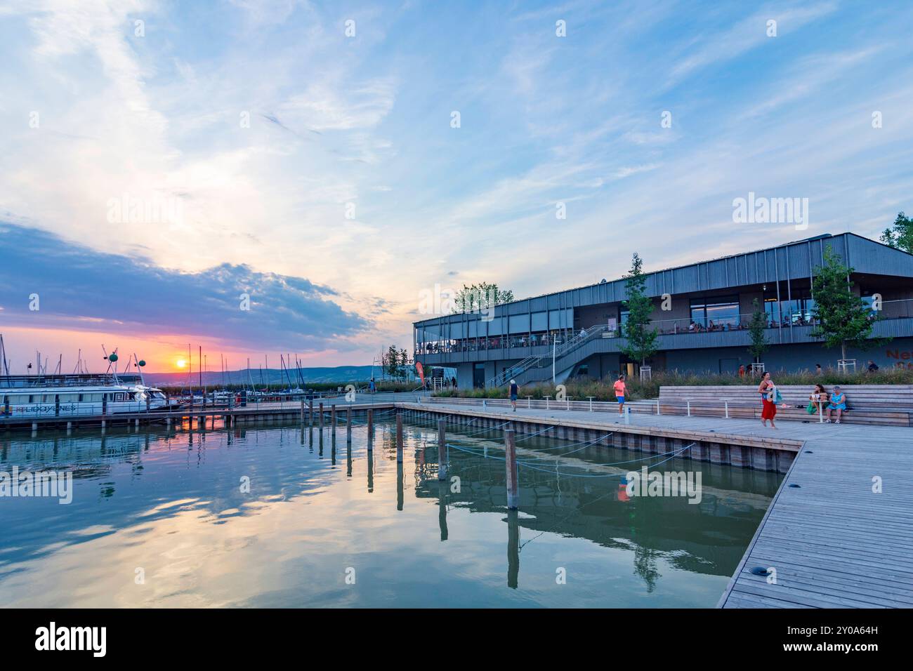 spiaggia Neuer Strand, ristorante, porticciolo, tramonto, Neusiedler SEE Lago Neusiedl Breitenbrunn am Neusiedler SEE Lago Neusiedl Burgenland Au Foto Stock