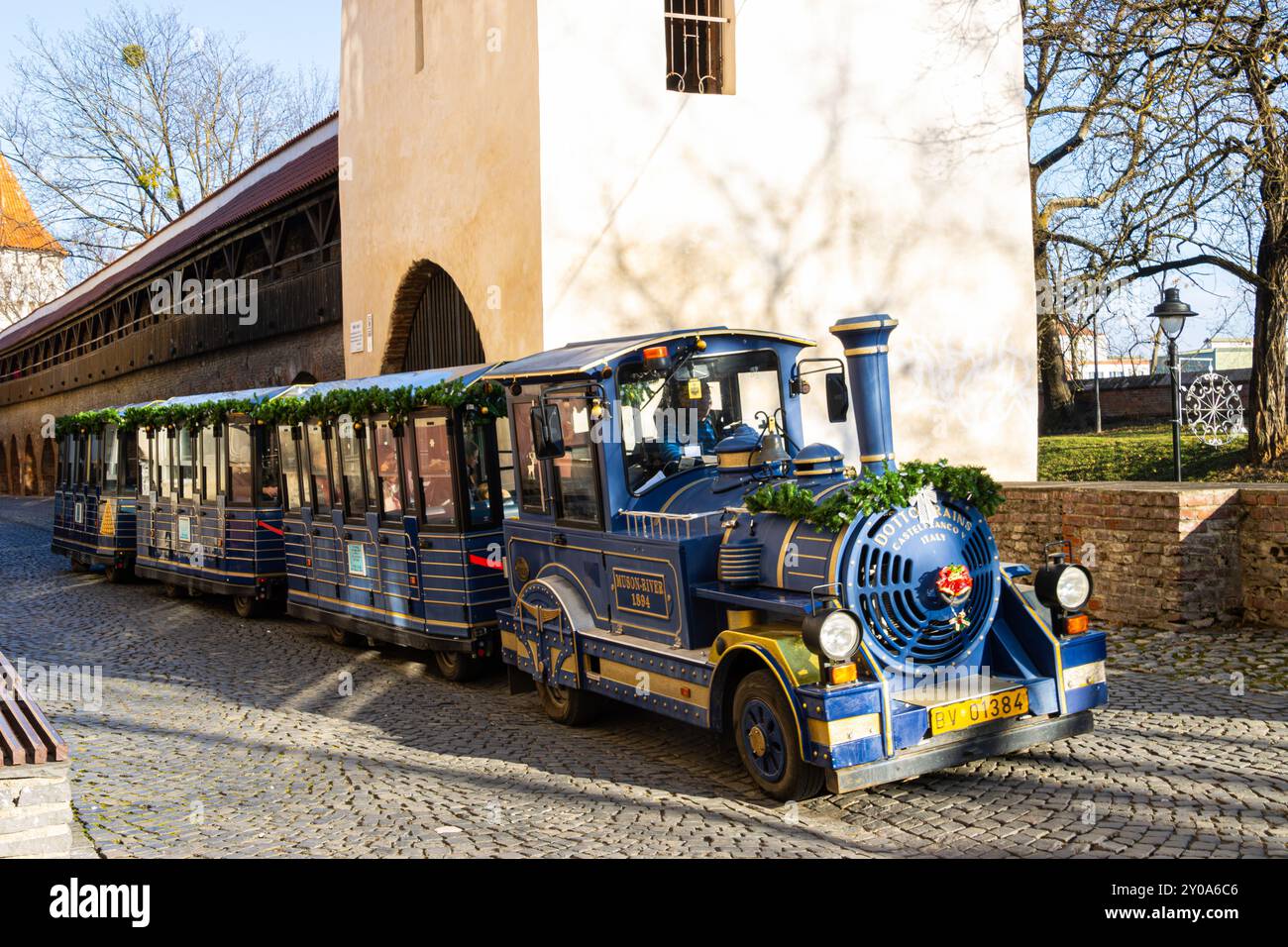 Mini treno per turisti al mercatino di Natale di Sibiu. Foto Stock