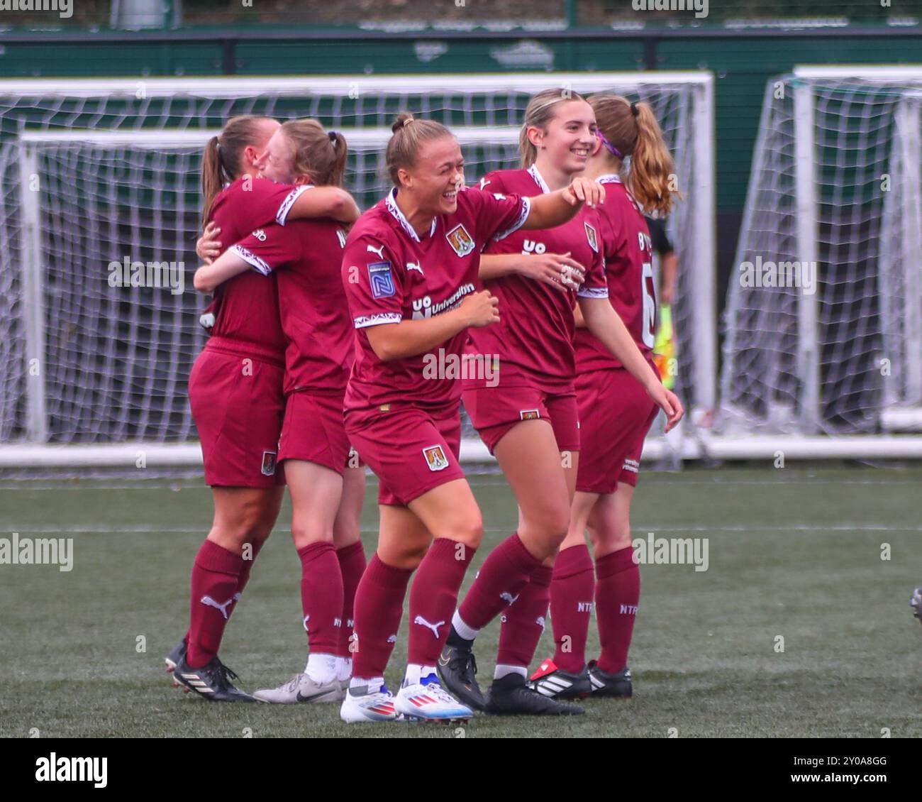 Sutton Coldfield, Regno Unito. 1 settembre 2024. Sutton Coldfield 1 settembre 2024: Le giocatrici del Northampton Town Womens festeggiano con Kim Farrow dopo il suo rigore nella partita contro il Boldmere St Michaels. Northamton ha vinto 3-1/ credito: Clive Stapleton/Alamy Live News Foto Stock