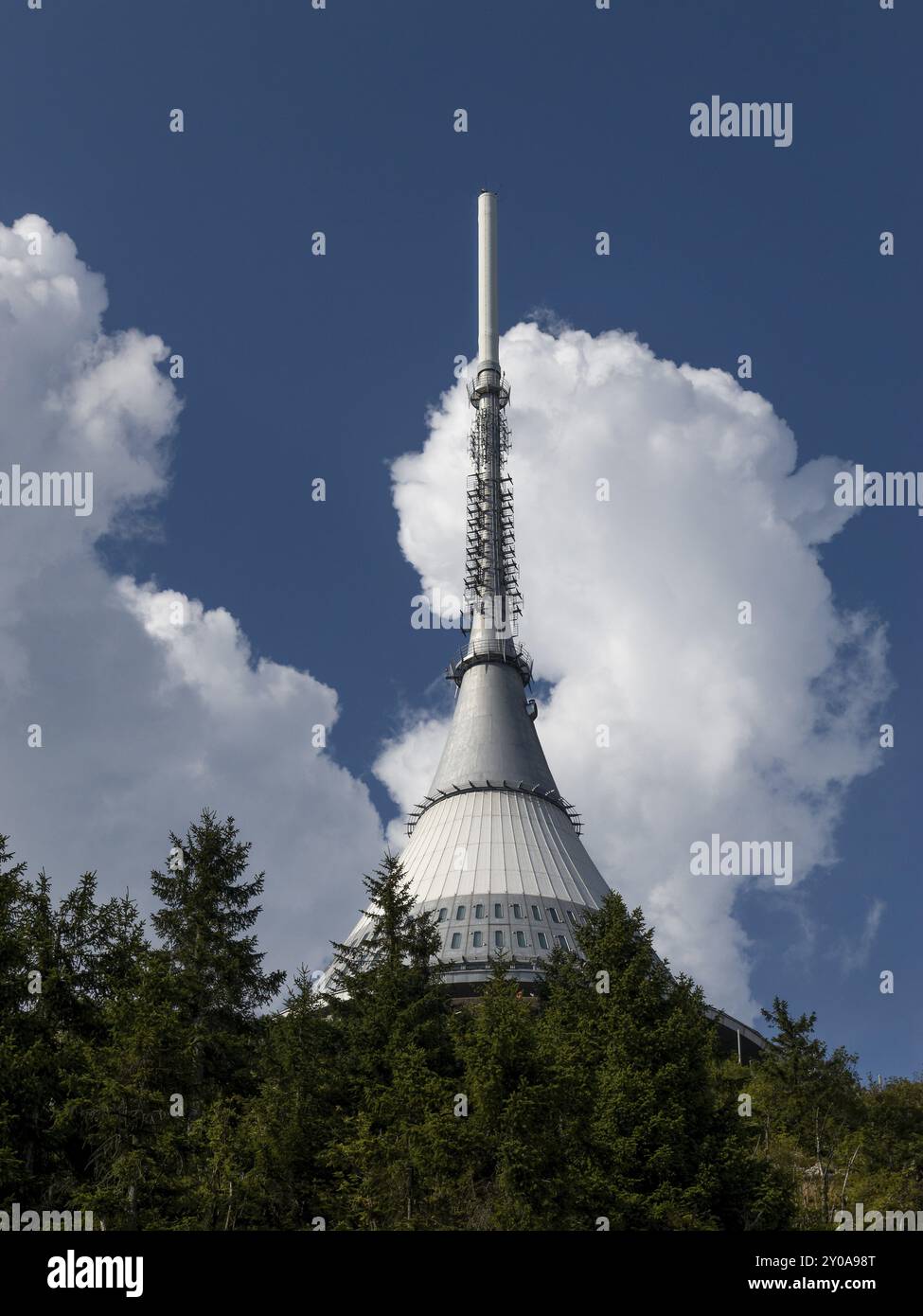 Torre della televisione e Hotel JeTtGd, Jeschken, Liberec, Repubblica Ceca, Europa Foto Stock