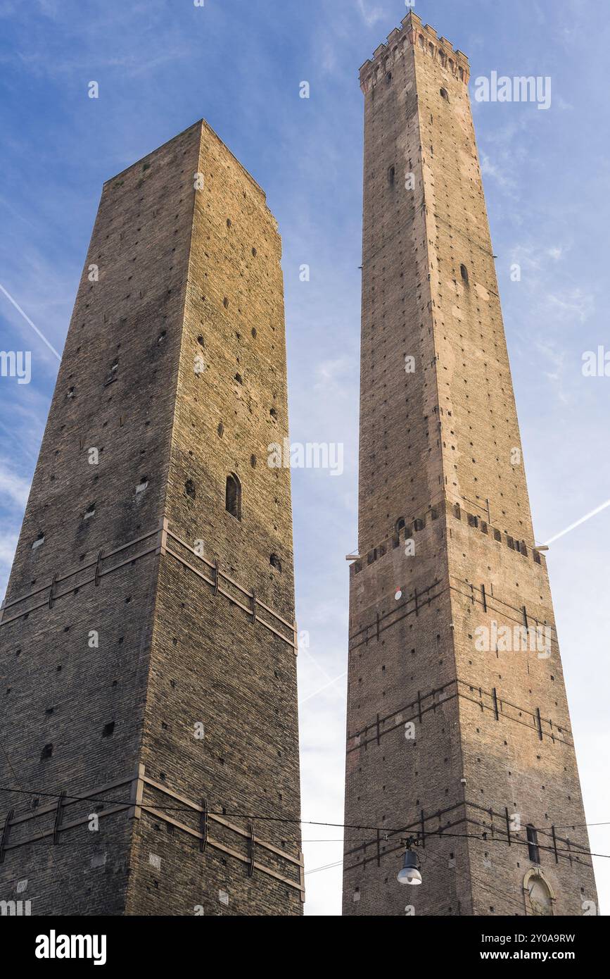 Torre degli Asinelli, e Torre della Garisenda, le due torri, simbolo di Bologna Foto Stock