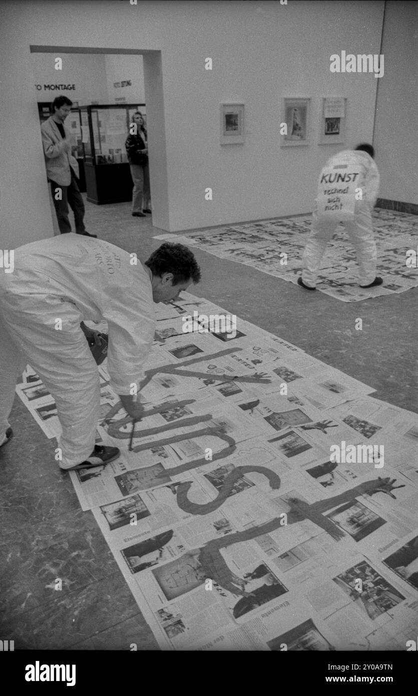 Germania, Berlino, 14 giugno 1991, azione artistica nel Lustgarten e nel Museo Altes per affitto di studi economici per artisti, Europa Foto Stock