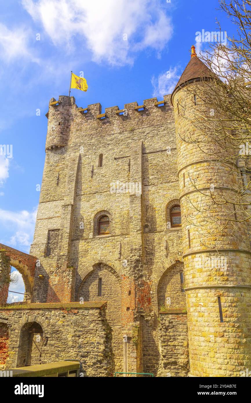 Gand, Belgio, 12 aprile 2016: Muro di Gravensteen o Castello dei conti, cielo azzurro nuvoloso, Europa Foto Stock