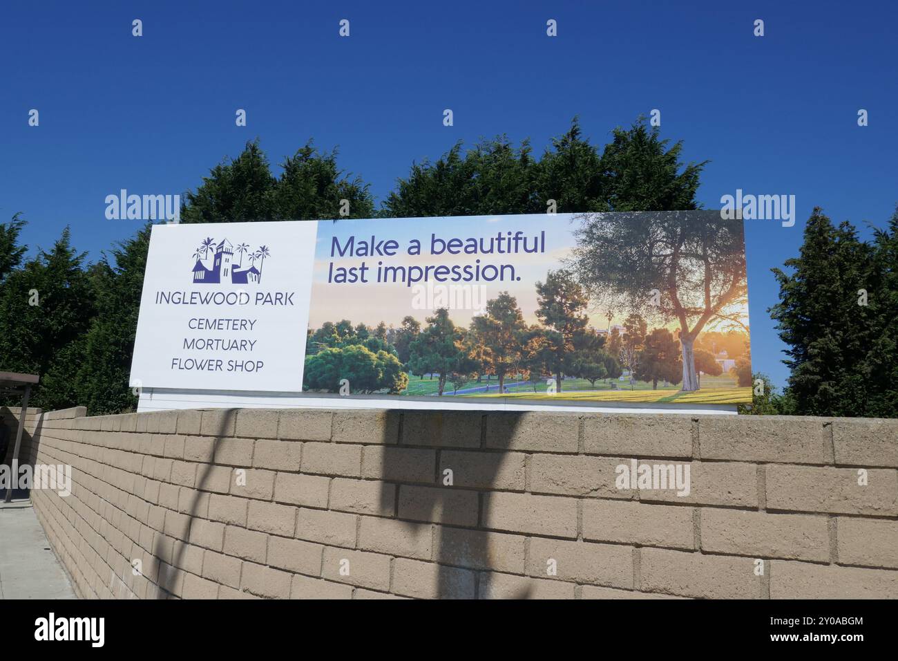 Inglewood, California, USA 27 agosto 2024 Inglewood Park Cemetery Billboard il 27 agosto 2024 a Inglewood, California, USA. Foto di Barry King/Alamy Stock Photo Foto Stock