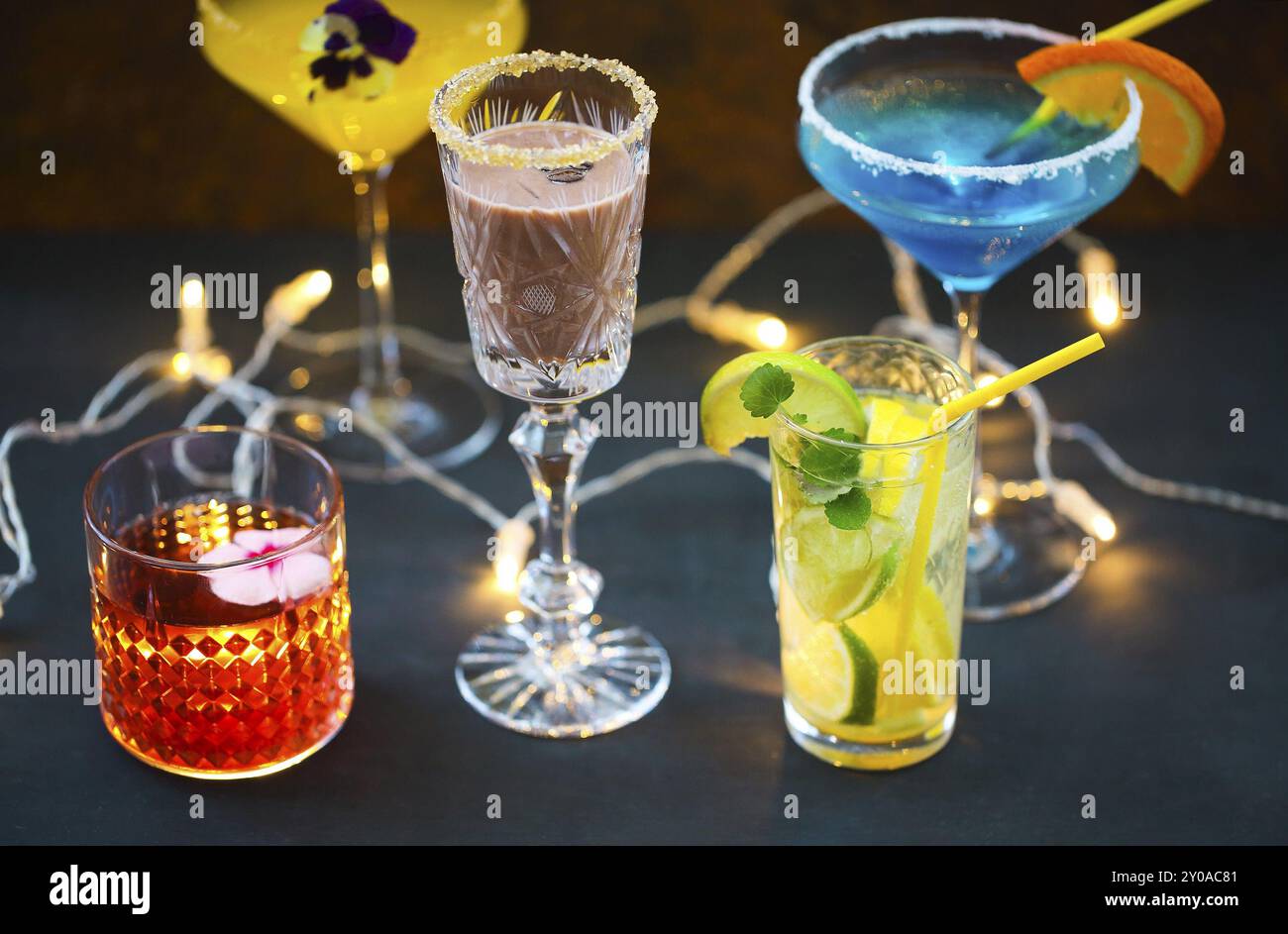 Freddo diversi cocktail rinfrescanti sul tavolo. Messa a fuoco selettiva Foto Stock