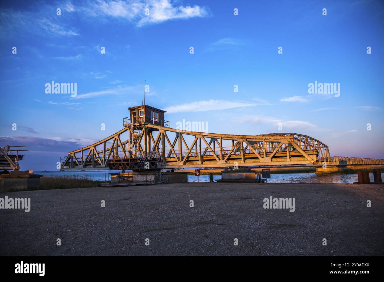 Storico ponte girevole con una piccola cabina operatore sul tetto Foto Stock