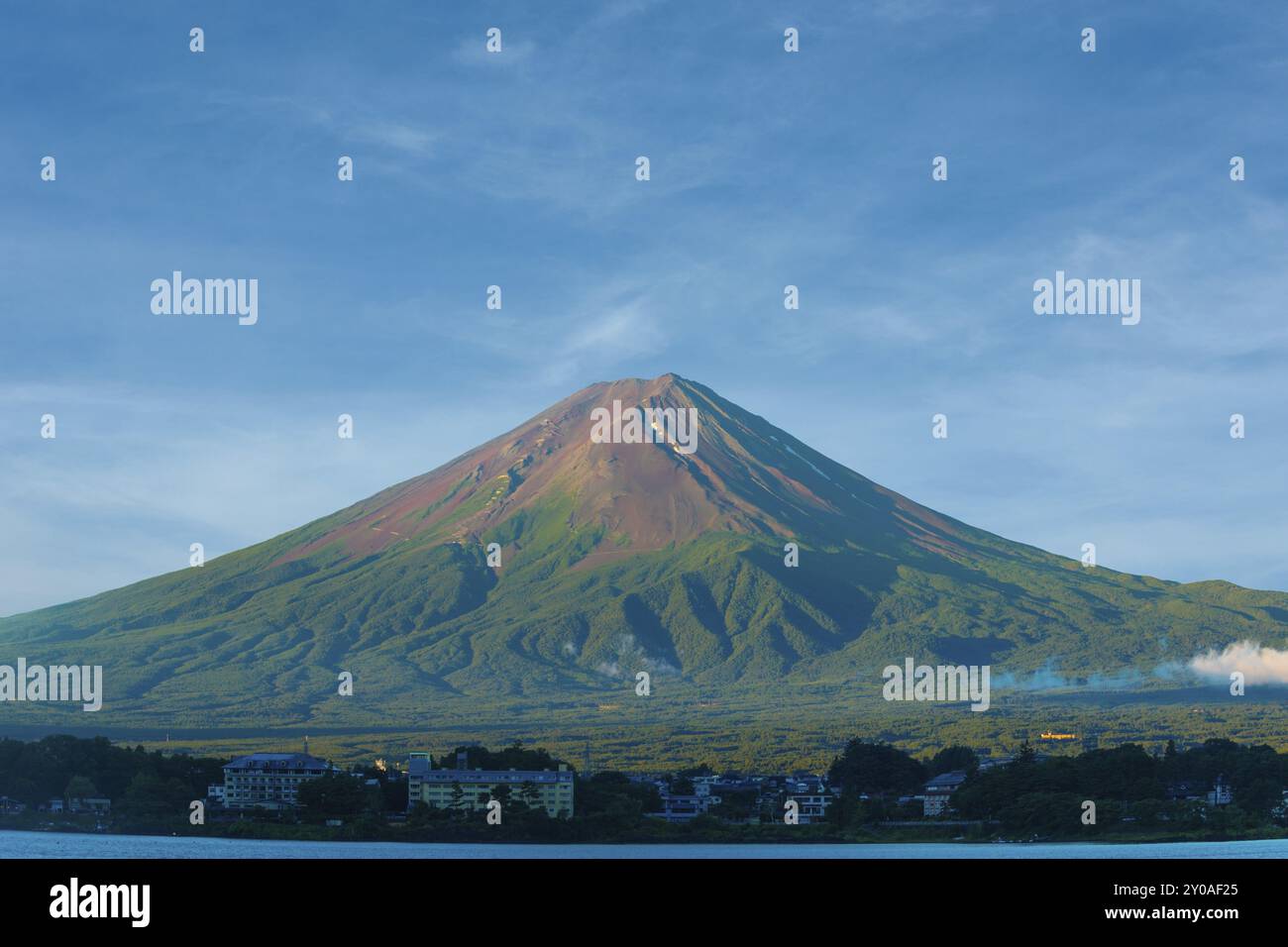 Nessuna neve sul cono vulcanico sporco del Monte Fuji con gli hotel in primo piano del Lago Kawaguchiko durante la mattina estiva sotto un bel cielo blu nella regione di 5 laghi Foto Stock
