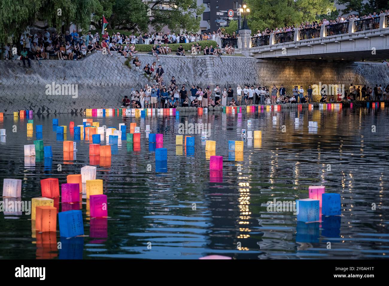 Ponte Motoyasu di fronte all'Atomic Bomb Dome con lampade galleggianti sul fiume Motoyasu-gawa durante la cerimonia commemorativa della pace ogni 6 agosto a Hiroshima, Ja Foto Stock