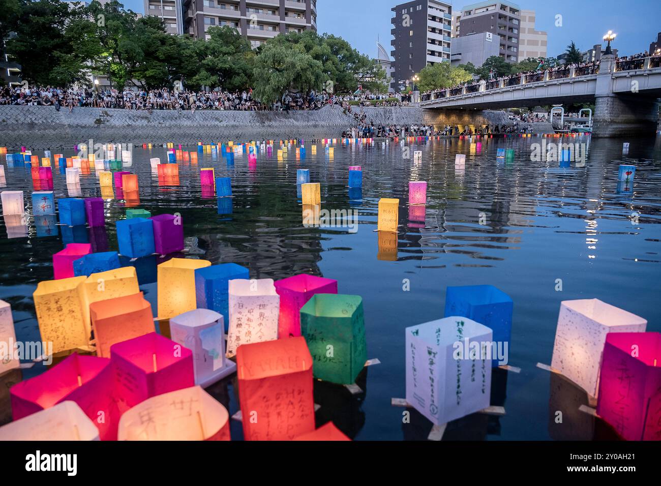 Ponte Motoyasu di fronte all'Atomic Bomb Dome con lampade galleggianti sul fiume Motoyasu-gawa durante la cerimonia commemorativa della pace ogni 6 agosto a Hiroshima, Ja Foto Stock