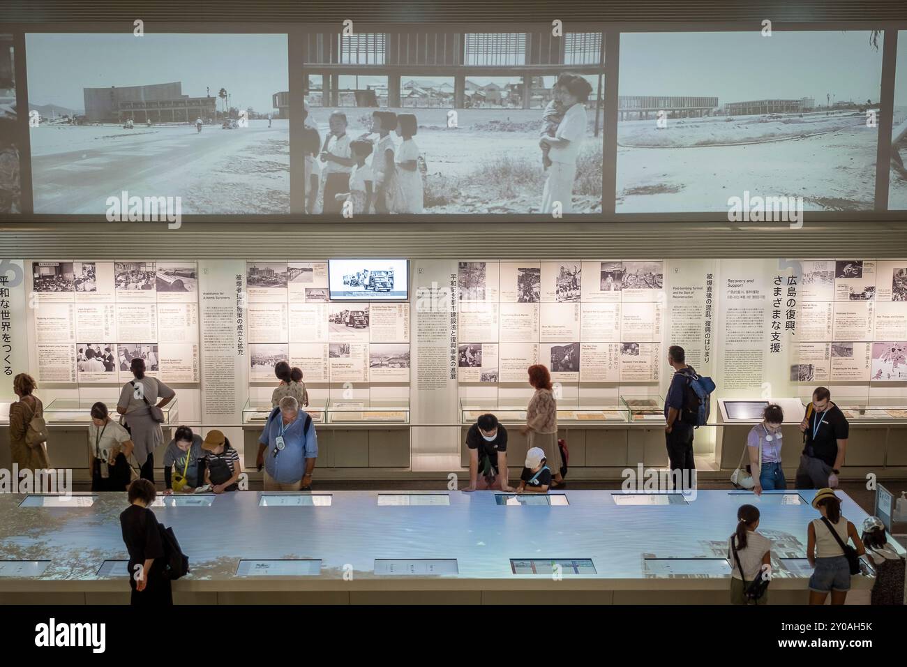 Area che copre la fase di ricostruzione dopo il bombardamento atomico. Mostra, interni, all'interno del Museo Memoriale della Pace di Hiroshima, Hiroshima, Giappone Foto Stock