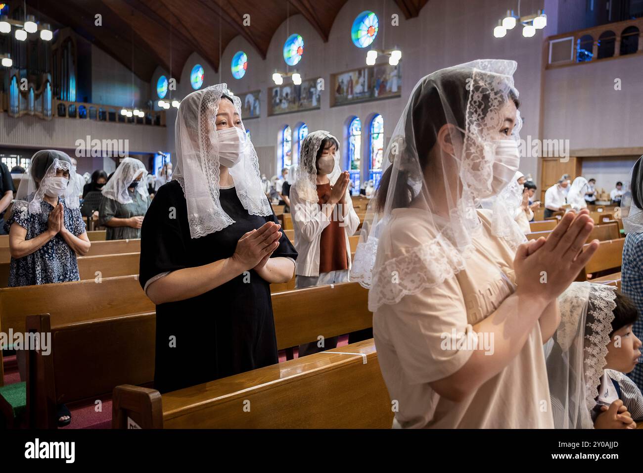 Messa mattutina il 9 agosto, ogni anno, in memoria delle vittime della bomba atomica. Cattedrale di Urakami, Nagasaki, Giappone Foto Stock