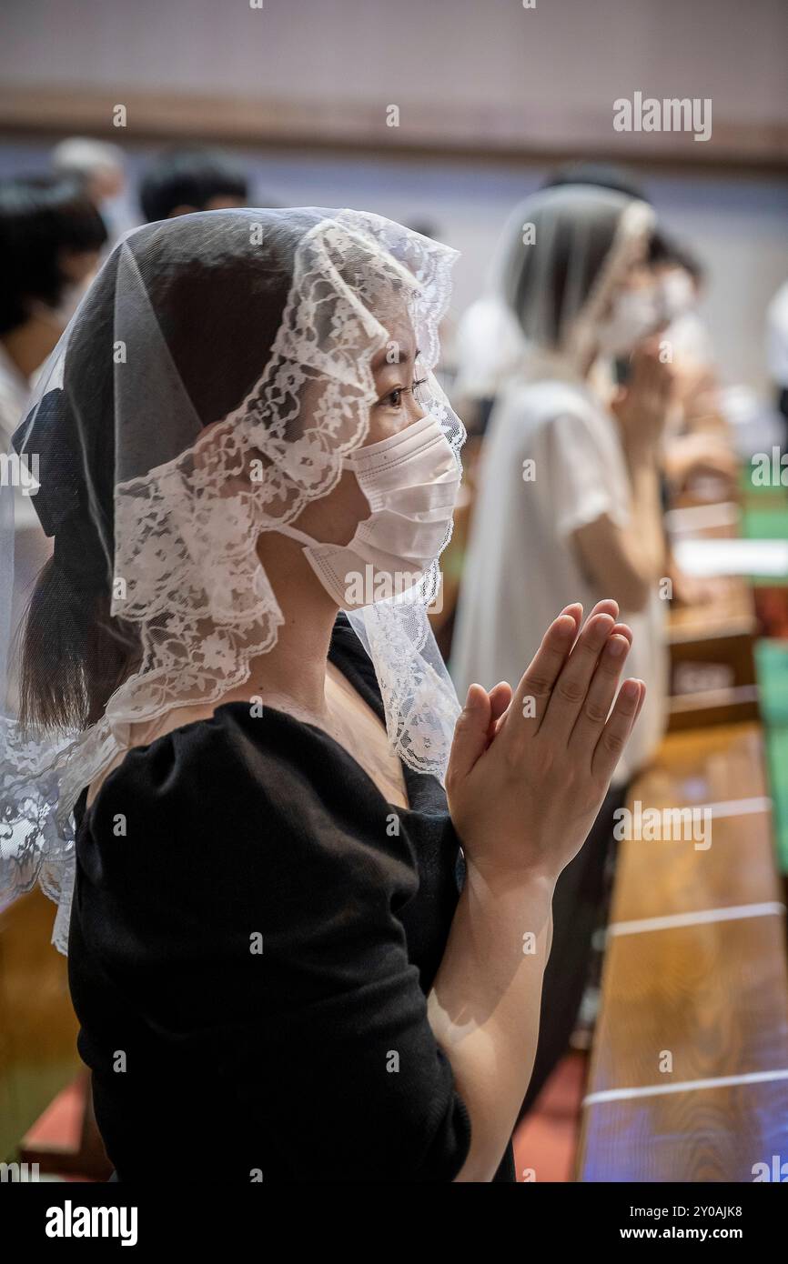 Messa notturna il 9 agosto, ogni anno, in memoria delle vittime della bomba atomica. Cattedrale di Urakami, Nagasaki, Giappone Foto Stock