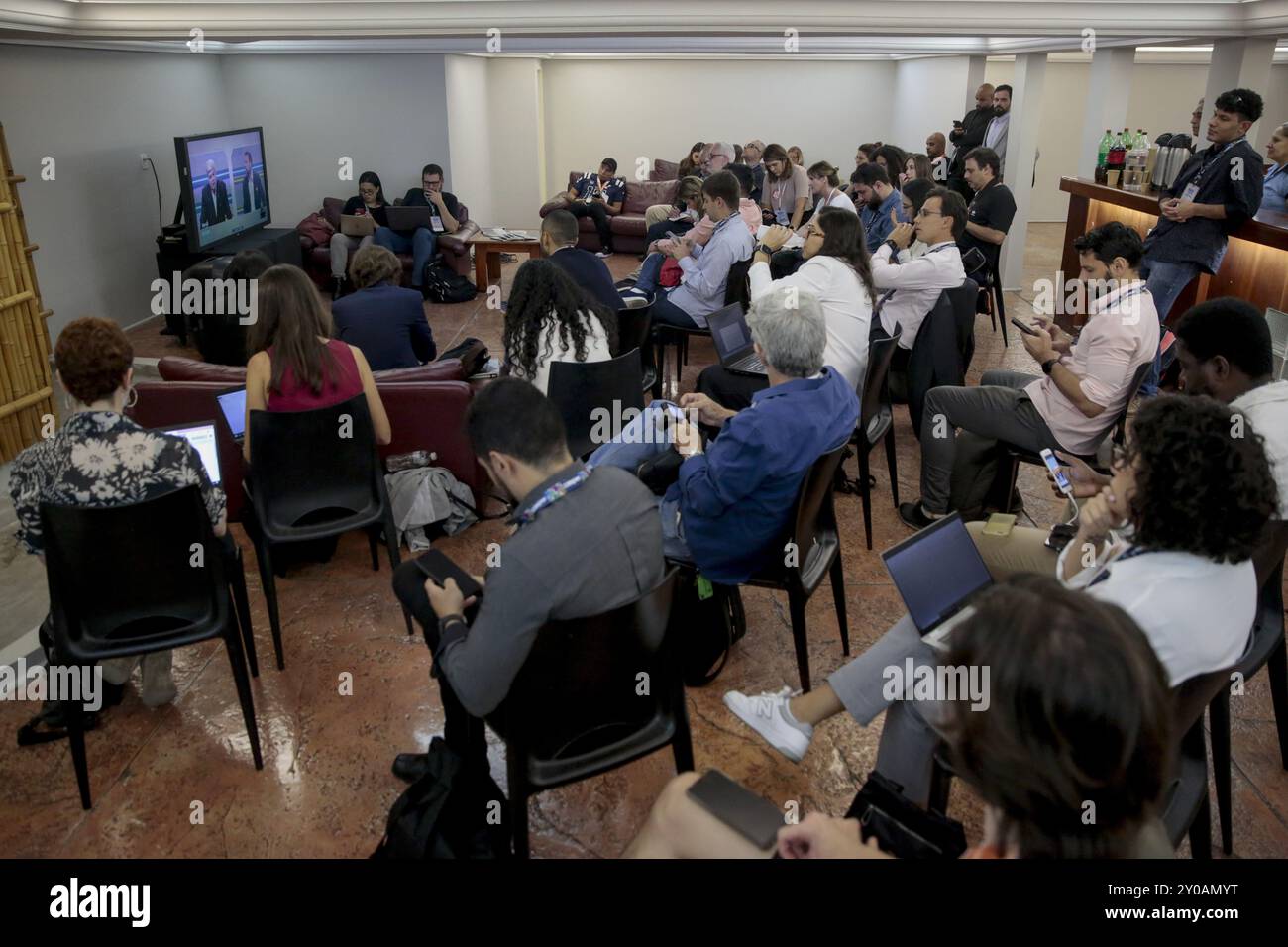 SP - SAN PAOLO - 09/01/2024 - SAN PAOLO, DIBATTITO ELETTORALE, TV GAZETA - Stampa di testo e immagine segue in TV il dibattito tra i candidati al sindaco di San Paolo promosso da TV Gazeta in collaborazione con il canale My News domenica sera (01). Secondo TV Gazeta, è stato concordato con i consiglieri dei candidati che la stampa d'immagine, per quanto riguarda i fotogiornalisti che avrebbero coperto il dibattito, non sarebbe entrata nello studio per svolgere i loro compiti come normalmente accade, a differenza di quanto dichiarato nell'e-mail di conferma dell'accreditamento inviata ai professionisti, che diceva che c'era uno spazio riservato Foto Stock