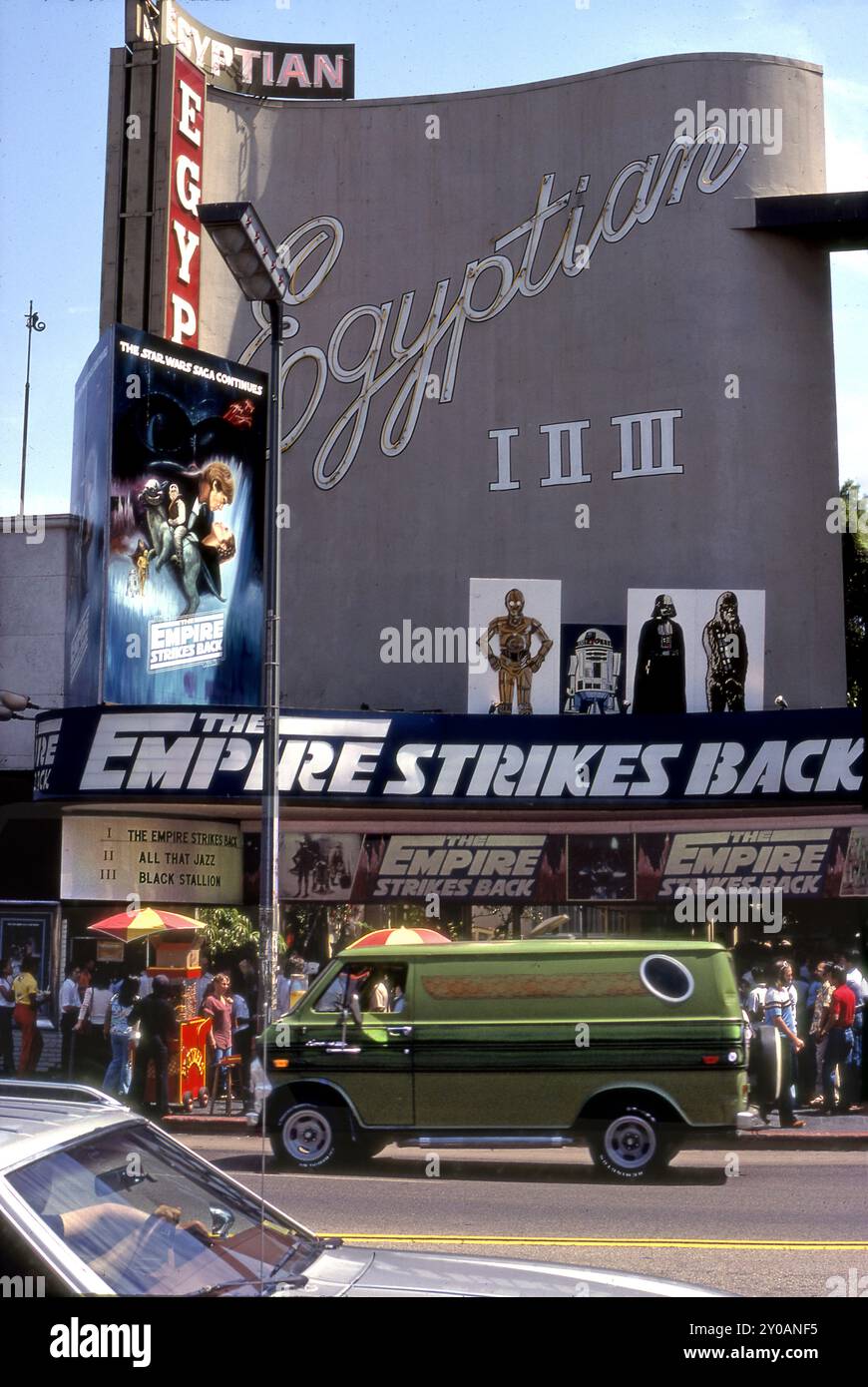 The Egyptian Theater con la pubblicità per The Empire colpisce di nuovo su Hollywood Boulevard nel 1980, Hollywood, Los Angeles, California, Stati Uniti Foto Stock