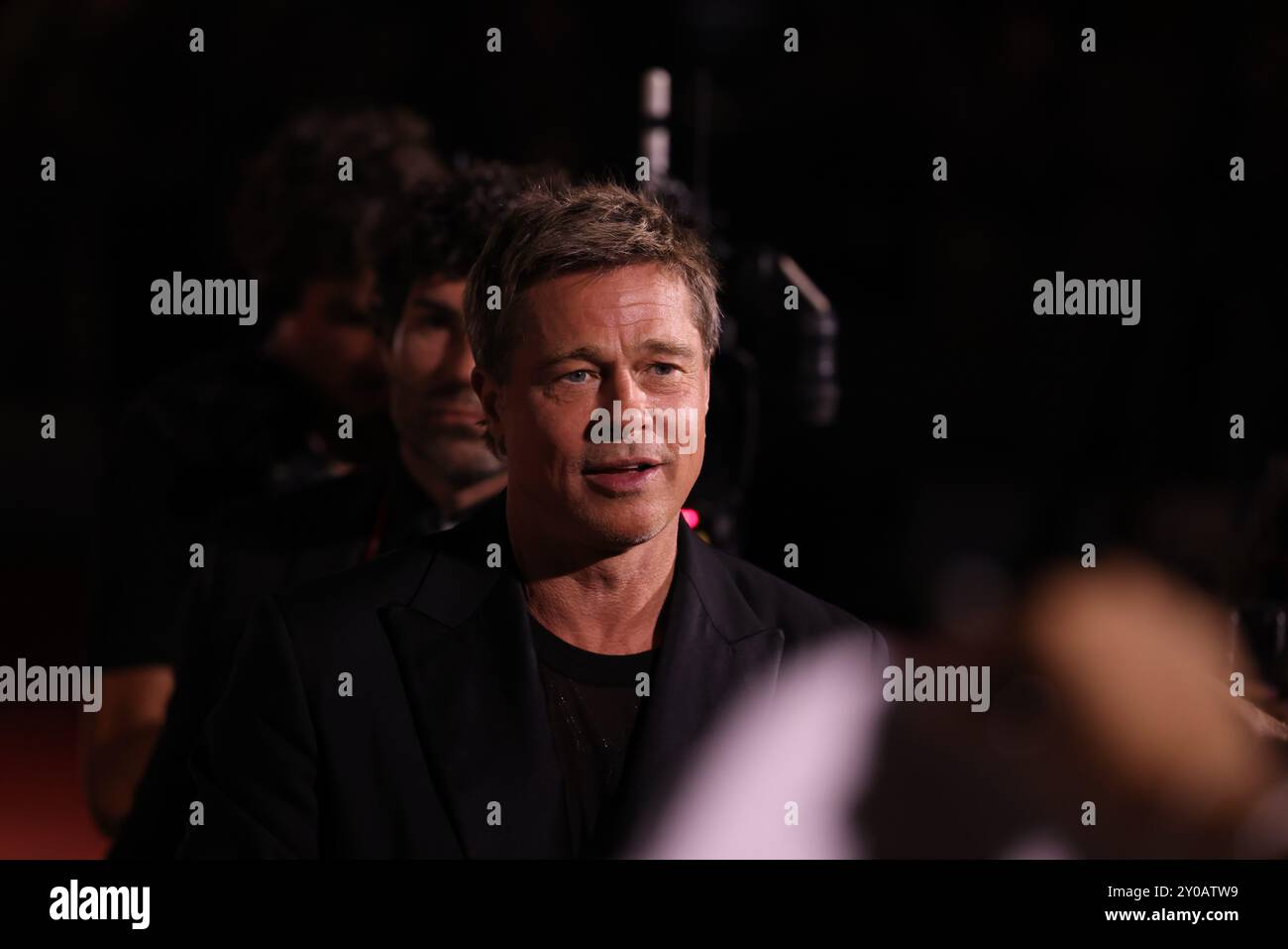 Venezia 1 settembre 2024 George e Brad. Uno con un classico abito con papillon nero, l'altro più casual con una giacca e una t-shirt nera. Al loro fianco i loro compagni di vita. Amal Clooney, moglie di George, che indossava un abito giallo pastello con corsetto, mentre la parte inferiore del vestito esplode dolcemente nella gonna con la coda sul retro. E soprattutto Ines de Ramon, la fidanzata di Brad, con un abito a spalla bianca drappeggiata, con una silhouette sirena. Crediti: Anfisa Polyushkevych/Alamy Live News Foto Stock