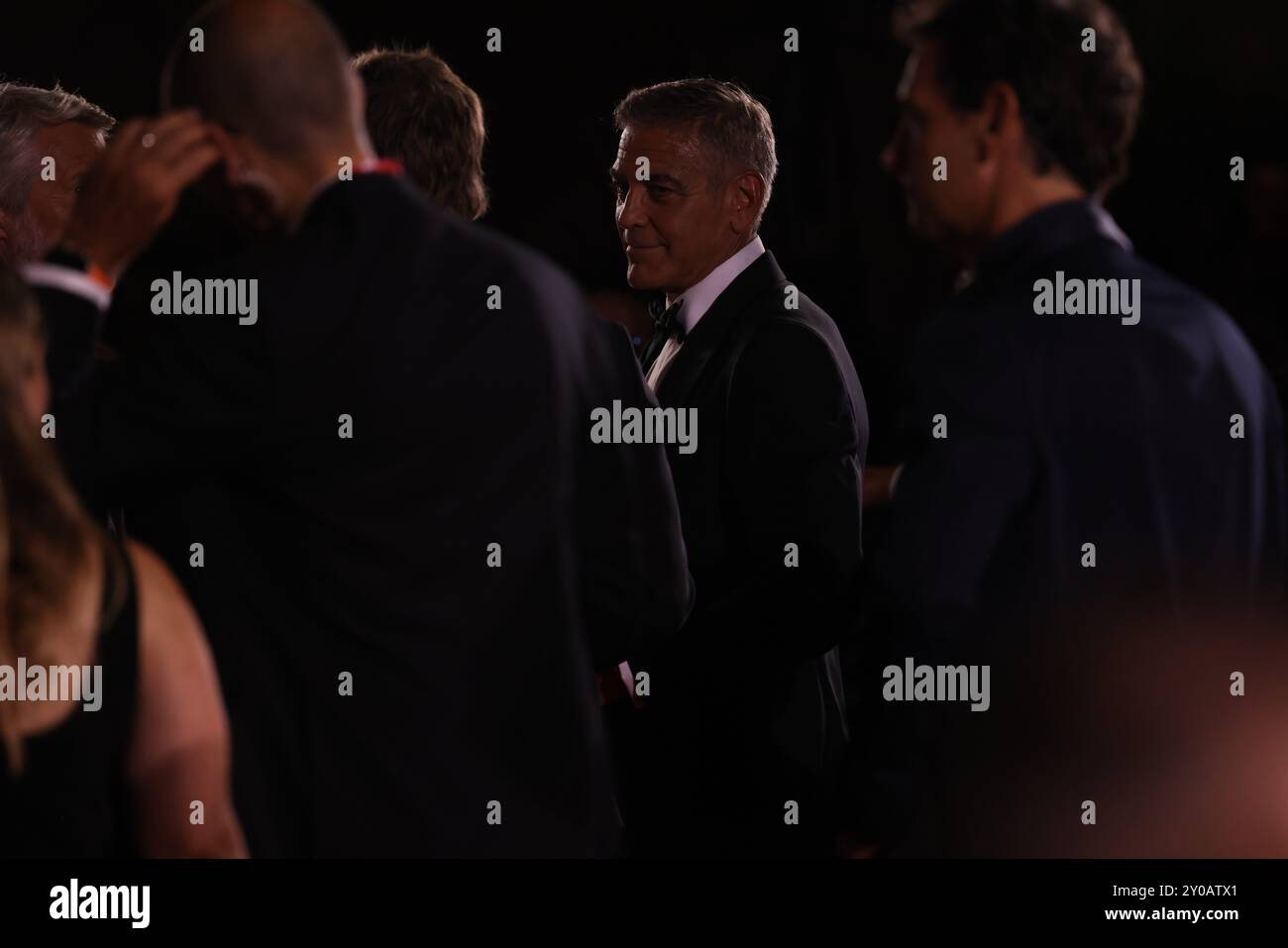 Venezia 1 settembre 2024 George e Brad. Uno con un classico abito con papillon nero, l'altro più casual con una giacca e una t-shirt nera. Al loro fianco i loro compagni di vita. Amal Clooney, moglie di George, che indossava un abito giallo pastello con corsetto, mentre la parte inferiore del vestito esplode dolcemente nella gonna con la coda sul retro. E soprattutto Ines de Ramon, la fidanzata di Brad, con un abito a spalla bianca drappeggiata, con una silhouette sirena. Crediti: Anfisa Polyushkevych/Alamy Live News Foto Stock