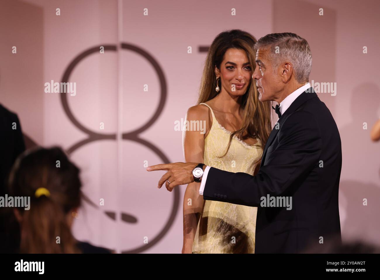 Venezia 1 settembre 2024 George e Brad. Uno con un classico abito con papillon nero, l'altro più casual con una giacca e una t-shirt nera. Al loro fianco i loro compagni di vita. Amal Clooney, moglie di George, che indossava un abito giallo pastello con corsetto, mentre la parte inferiore del vestito esplode dolcemente nella gonna con la coda sul retro. E soprattutto Ines de Ramon, la fidanzata di Brad, con un abito a spalla bianca drappeggiata, con una silhouette sirena. Crediti: Anfisa Polyushkevych/Alamy Live News Foto Stock