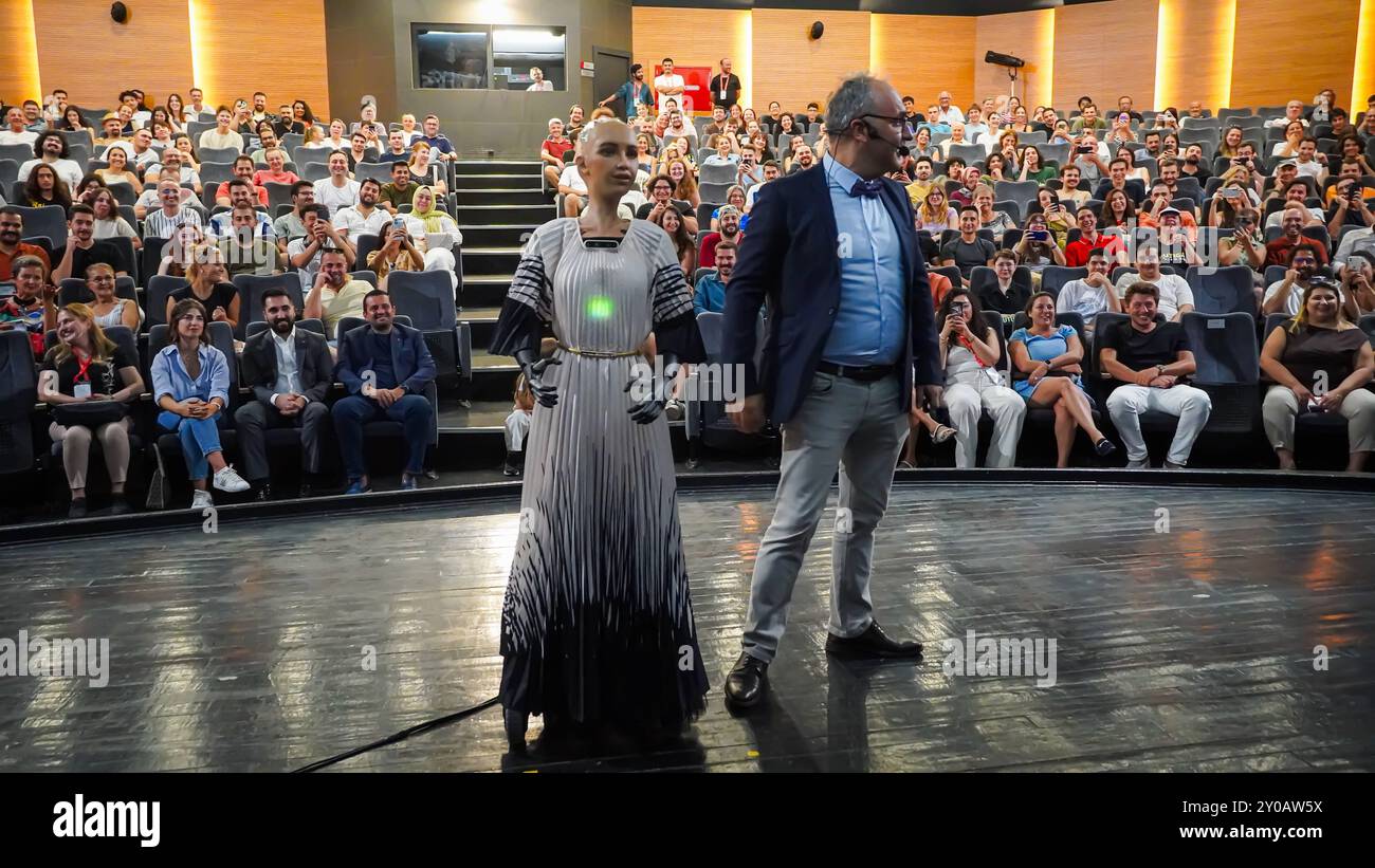 Il famoso robot umanoide sociale femminile Sophia, ha partecipato a una conferenza chiamata TechTalks il famoso robot umanoide sociale femminile Sophia, ha partecipato a una conferenza chiamata TechTalks, dove la tecnologia e i nuovi concetti sono stati discussi nell'ambito della 93a fiera internazionale di Izmir, come ospite del Prof. Dr. Emrah Safa Gürkan e ha avuto una conversazione con lui. Izmir Konak Turchia Turchia Copyright: XIdilxToffolox DSC08732 Foto Stock