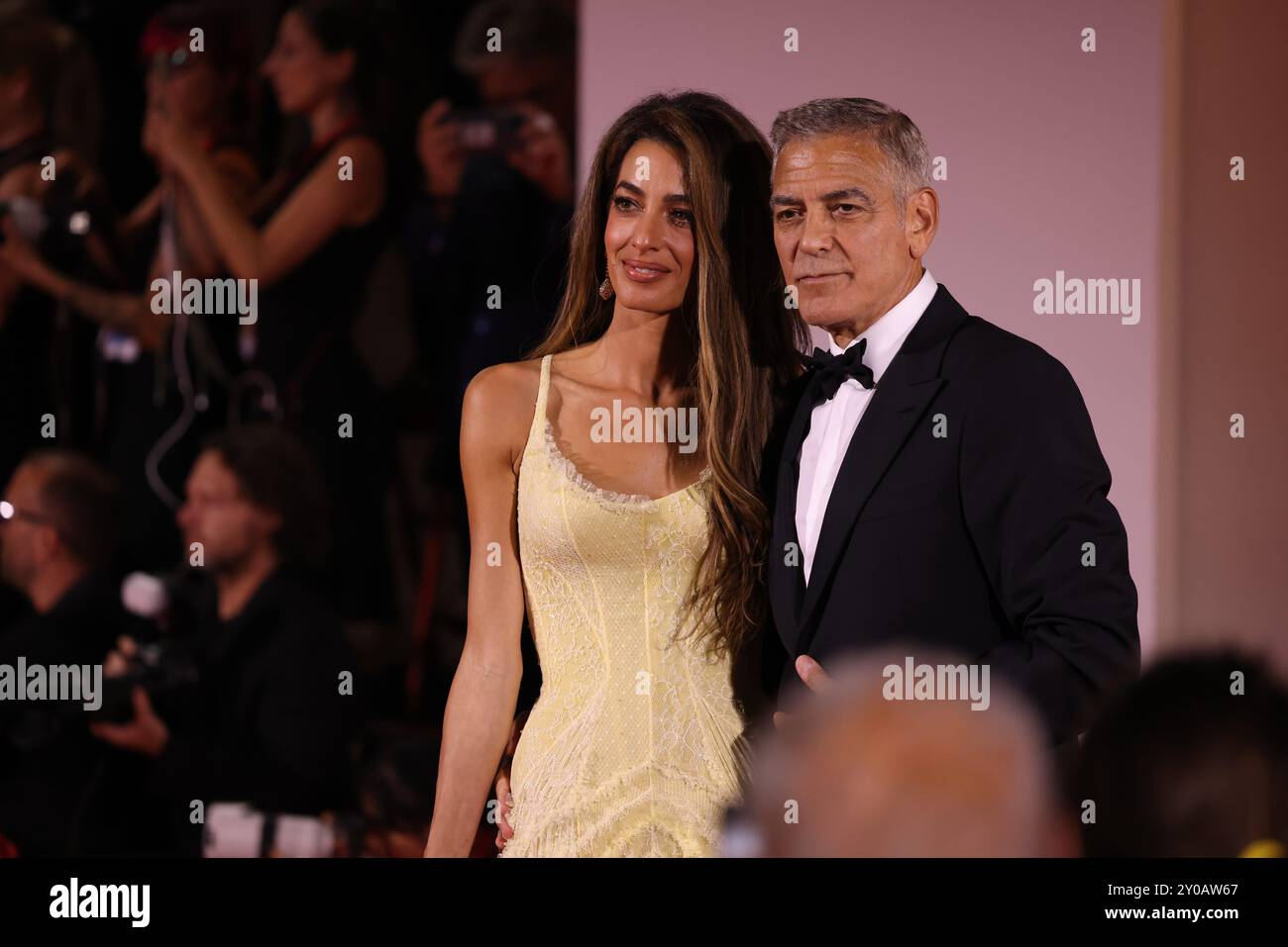 Venezia 1 settembre 2024 George e Brad. Uno con un classico abito con papillon nero, l'altro più casual con una giacca e una t-shirt nera. Al loro fianco i loro compagni di vita. Amal Clooney, moglie di George, che indossava un abito giallo pastello con corsetto, mentre la parte inferiore del vestito esplode dolcemente nella gonna con la coda sul retro. E soprattutto Ines de Ramon, la fidanzata di Brad, con un abito a spalla bianca drappeggiata, con una silhouette sirena. Crediti: Anfisa Polyushkevych/Alamy Live News Foto Stock