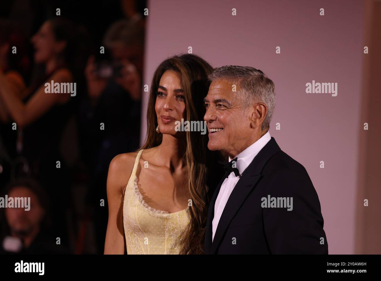 Venezia 1 settembre 2024 George e Brad. Uno con un classico abito con papillon nero, l'altro più casual con una giacca e una t-shirt nera. Al loro fianco i loro compagni di vita. Amal Clooney, moglie di George, che indossava un abito giallo pastello con corsetto, mentre la parte inferiore del vestito esplode dolcemente nella gonna con la coda sul retro. E soprattutto Ines de Ramon, la fidanzata di Brad, con un abito a spalla bianca drappeggiata, con una silhouette sirena. Crediti: Anfisa Polyushkevych/Alamy Live News Foto Stock