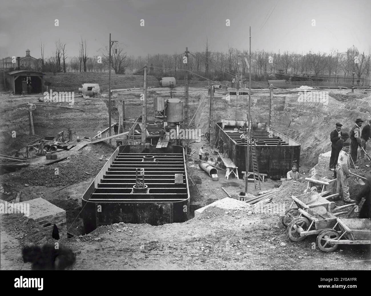 Le costruzioni delle fondamenta (cassoni) della Torre Eiffel. La costruzione è iniziata il 28 gennaio 1887. I cassoni erano necessari sul terreno più vicino alla Senna, che era più morbido e aveva bisogno di loro per andare 72 piedi giù fino alla roccia più dura. La torre fu completata il 31 marzo 1889. Foto Stock