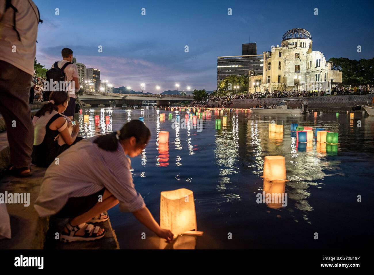 Le persone galleggiano lanterne sul fiume, di fronte all'Atomic Bomb Dome con lampade galleggianti sul fiume Motoyasu-gawa durante la cerimonia commemorativa della pace ad Augusto Foto Stock